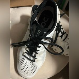 On cloud cross trainer runners 5 women like new!